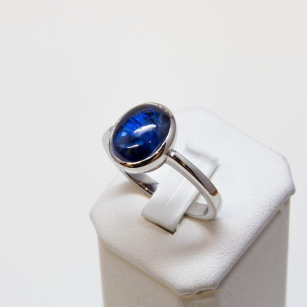 Bague or blanc et Cyanite cabochon - Création Mohedano