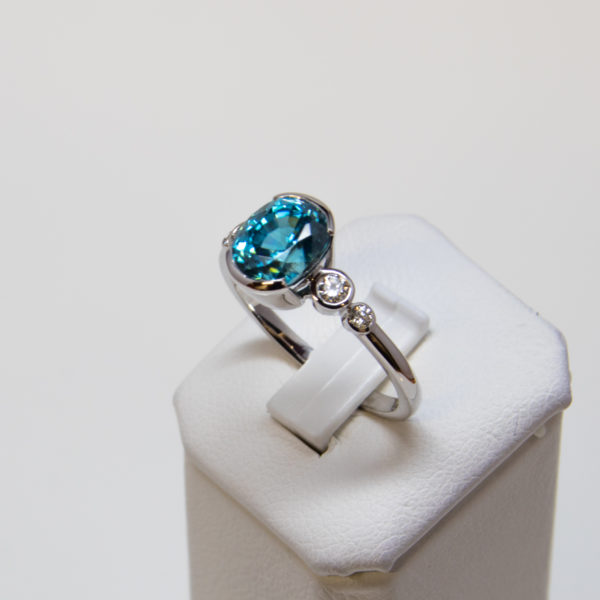 Bague or blanc, Zircon et diamants