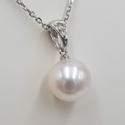 Pendentif or blanc Perle Akoya et Diamants