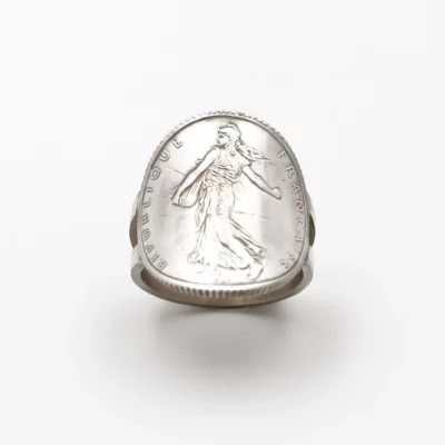 Bague Médaille Courbée sur le doigt