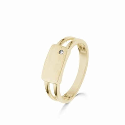 une chevalière en or jaune. La la chevalière est ornée d'un placage rectangulaire mat, traversé par deux fines lignes parallèles. Un petit diamant est serti au centre du placage.