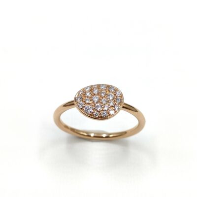 bague en or rose. La monture est de forme légèrement irrégulière, rappelant un galet poli. Elle est sertie de nombreux petits diamants blancs, densément disposés sur toute la surface de la monture.