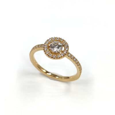 bague de fiançaille or jaune. solitaire accompagne sertissage entourage. avec un demi tour sur le corps de bague