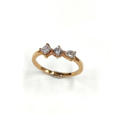 bague de fiançaille en or rose. Bague trilogie. 3 diamants avec des tailles et formes différentes