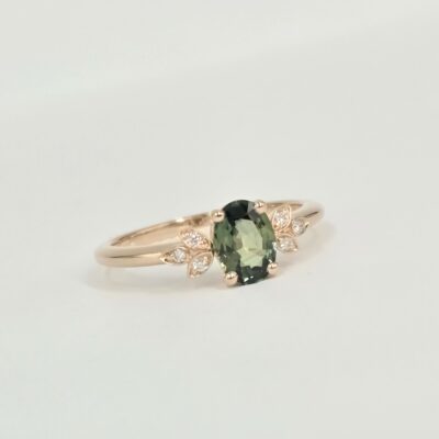 Bague en or rose avec tourmaline verte ovale et feuilles serties de diamants
