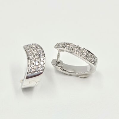 Boucles d’oreilles en or blanc pavées de diamants sur bande courbée