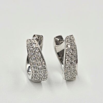 Boucles d’oreilles en or blanc pavées de diamants sur bande courbée