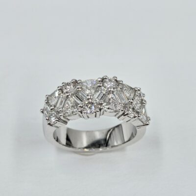 Bague bandeau en or blanc sertie de diamants taille brillant, baguette et triangle.