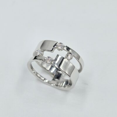 bague en or blanc ajouré avec cinq diamants sertis clos