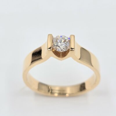 Bague en or jaune avec diamant central rond serti demi-clos