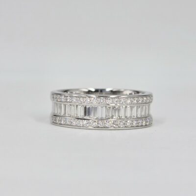 bague large en or blanc serti de diamants taille baguette et brillant