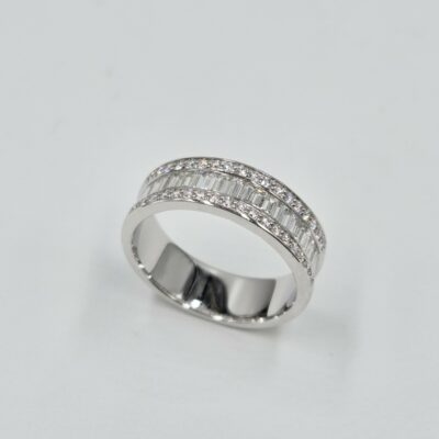 bague large en or blanc serti de diamants taille baguette et brillant