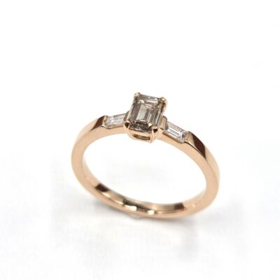 bague de fiançailles en or rose diamant cognac et baguette