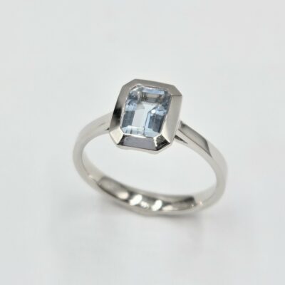 Bague en platine avec aigue-marine rectangulaire sertie clos, taille 52