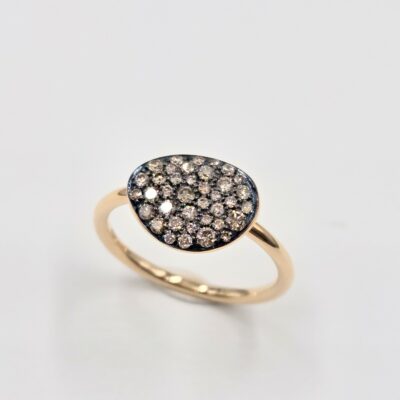 Bague en or rose 750/000ème avec motif galet pavé de diamants ronds