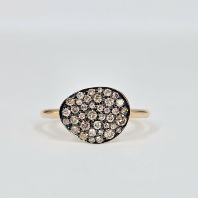 Bague en or rose 750/000ème avec motif galet pavé de diamants ronds