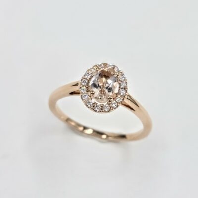 Bague en or rose avec tourmaline rose ovale et halo de diamants taille brillant