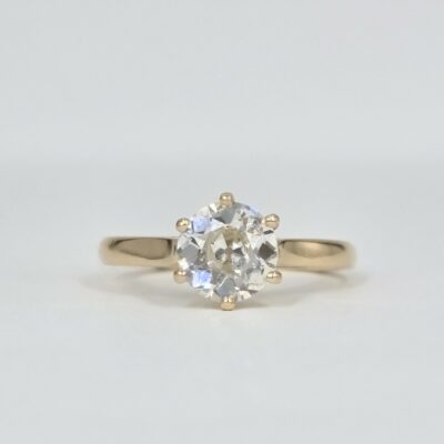 Bague solitaire en or jaune 18 carats avec diamant rond taille ancienne en serti griffes.