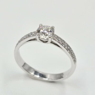 Solitaire diamant en or blanc avec anneau pavé double rang, serti griffes