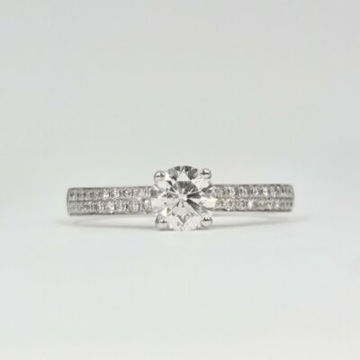 Solitaire diamant en or blanc avec anneau pavé double rang, serti griffes