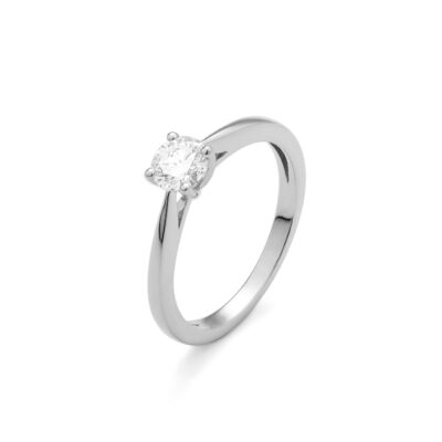 Solitaire en or blanc 18 carats avec diamant rond taille brillant serti quatre griffes.