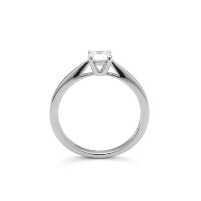 Solitaire en or blanc 18 carats avec diamant rond taille brillant serti quatre griffes.