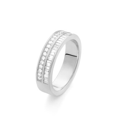 Alliance en platine avec rangée de diamants ronds et baguettes serties en bandeau