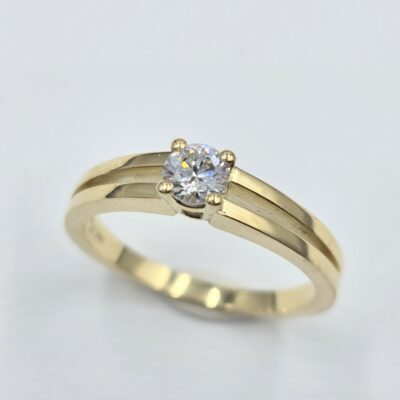 Solitaire en or jaune 18 carats avec diamant central taille brillant sur monture fendue