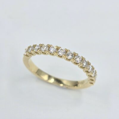 Alliance demi-tour en or jaune avec diamants ronds sertis griffes