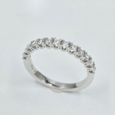 Alliance demi-tour en or blanc 18 carats sertie de diamants ronds