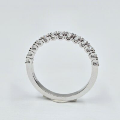 Alliance demi-tour en or blanc 18 carats sertie de diamants ronds