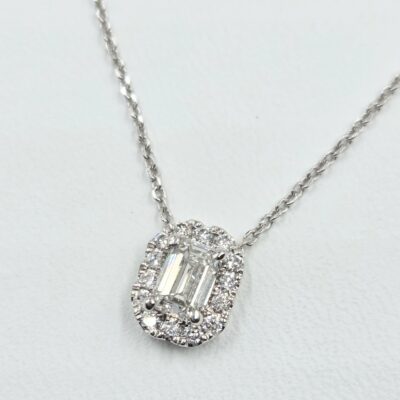 collier diamant 0.50 ct taille émeraude et brillant certifie GIA