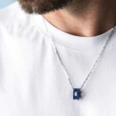 Le Collier CAP CAMARAT en acier brossé et céramique bleue sablée exprime une esthétique moderne inspirée de l’univers horloger HERBELIN